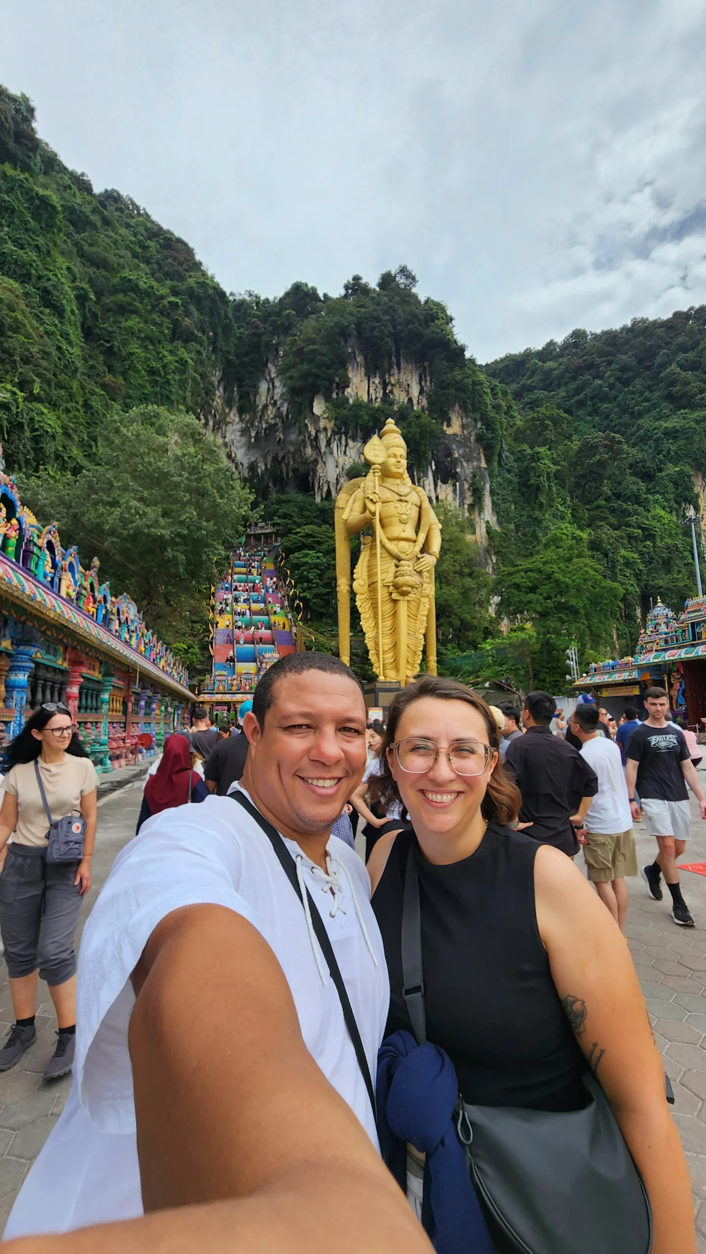 lucas e marina na malasia, em batu caves